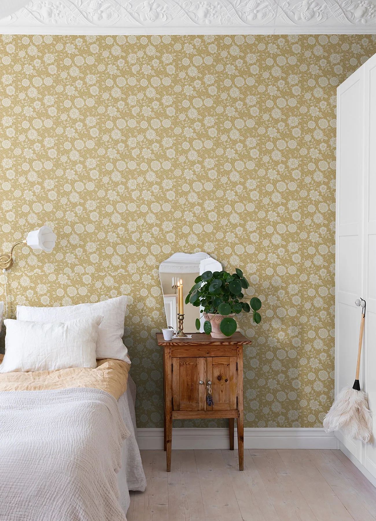 Lizette Charming Floral Wallpaper